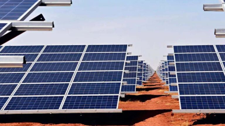 बिजली बिल से आ गए हैं तंग, तो घर में लगवाएं फ्री में Solar Panel, जानें कहां चल रहा ऑफर