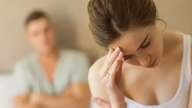 Relationship Tips: साइलेंट किलर बनकर आपके रिलेशन को खोखला कर देंगी ये बातें, पार्टनर से बढ़ सकती है दूरी