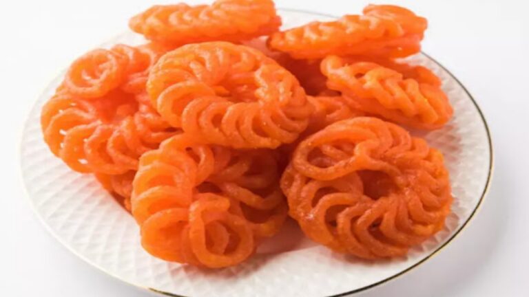 Imarati Recipe: सिर्फ 10 मिनट में घर पर बनाएं हलवाई जैसी इमरती, हर कोई करेगा तारीफ