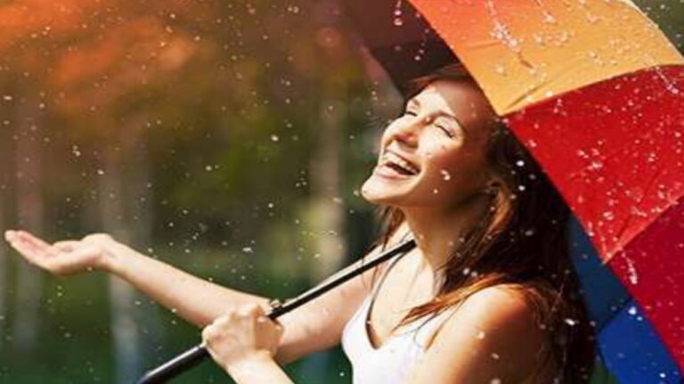 Monsoon Fashion Tips: बारिश के मौसम में ग्लैमरस और खूबसूरत दिखना चाहती है,तो फोलो करें ये मानसून फैशन टिप्स