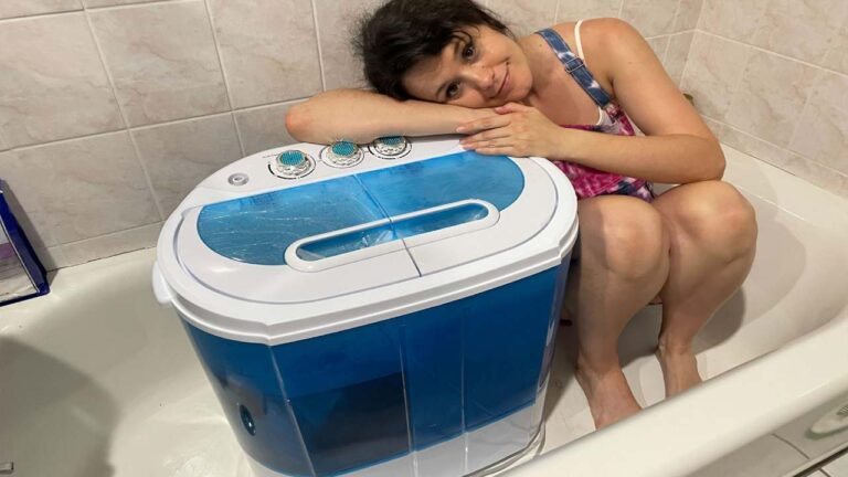 बेहद कम कीमत में मिल रही portable washing Machine,झटपट साफ करती है मैले कुचैले कपड़े