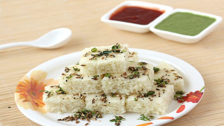 Rava Dhokla Recipe: इस आसान विधि से बनाएं रवा ढोकला, स्वाद की होगी तारीफ