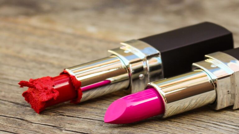 Makeup Tips: आसानी से जोड़िए टूटी हुई लिपस्टिक, ये है तरीका