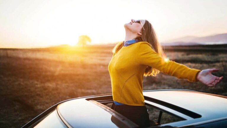 गलती से भी कार का Sunroof खोलकर ना घूमें कभी,कटेगा 26 हजार का चालान, जानें नया नियम