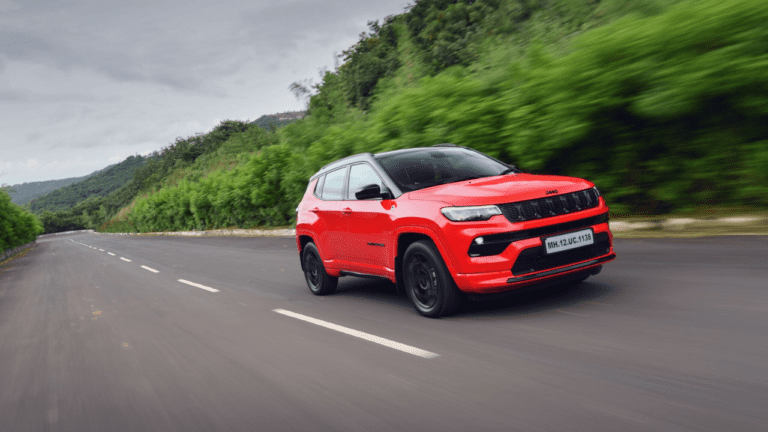 मार्केट में धुआं उड़ाने आ गई Jeep compass 4×2 Automatic, कीमत है बस इतनी,जानें