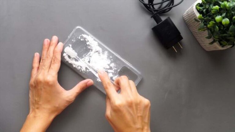 Phone cover cleaning tips: मोबाइल का बैक कवर पड़ गया है पीला, बस आजमाएं ये ट्रिक, वापस आ जायेगी चमक