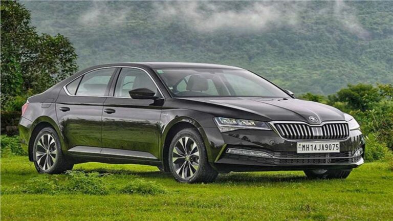 Skoda Superb: शाहरुख खान की फिल्म जवान की तरह धूम मचाने आ रही ये कार, देखें कितनी होगी कीमत