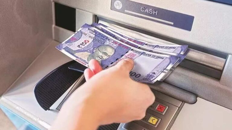 ATM से पैसे निकालते समय भूलकर भी न करें ये गलतियां, वरना उठाना पड़ जाएगा भारी नुकसान