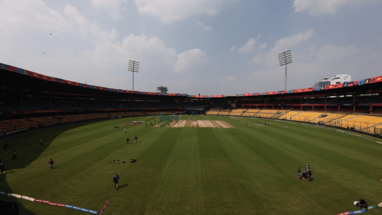 World Cup 2023 AUS vs PAK: कंगारुओं से आज पाकिस्तान की भिड़त, जानें मौसम का हाल, पिच रिपोर्ट और प्लेइंग इलेवन