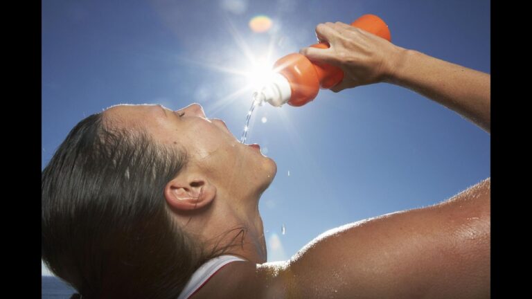 शरीर में पानी की कमी जल्द पहुंचा देगी अस्पताल, जानें कारण और बचाव के तरीके