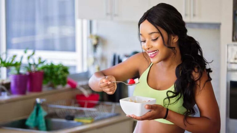 बारिश के दिनों में खानपान से ना करें खिलवाड़,वरना भुगतना पड़ सकता है ये अंजाम,जानें