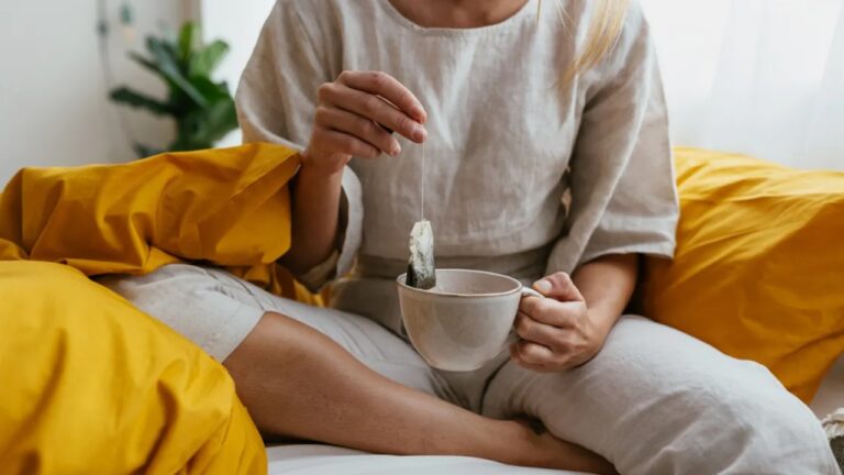 खाली पेट चाय का करते हैं सेवन, तो हो जाएं सावधान, वरना पेट की बीमारियां शरीर को बना देंगी खोंखला