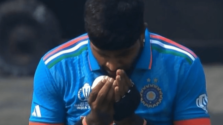 World Cup 2023 IND vs PAK: पंड्या ने मैच के बीच में पढ़ा मंत्र, इस पाकिस्तानी खिलाड़ी को भेजा घर, देखें मैदान में क्या हुआ