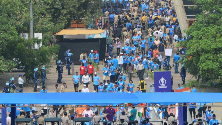 World Cup 2023: मुकाबले से पहले ही खचाखच भरा स्टेडियम, बाहर लाइन लगाए दिखे लोग, देखें ताज़ा वीडियो