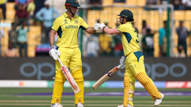 World Cup 2023 AUS vs PAK: पाकिस्तान के सामने दीवार बन कर खड़े हुए वार्नर और मार्श, बना डाले इतने रन