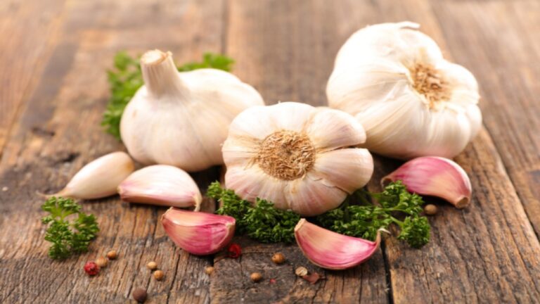 Raw Garlic: रात में कच्चे लहसून खाने से मिलते हैं गजब के फायदे, इन लाइलाज़ बीमारियों से दिलाता है निजात