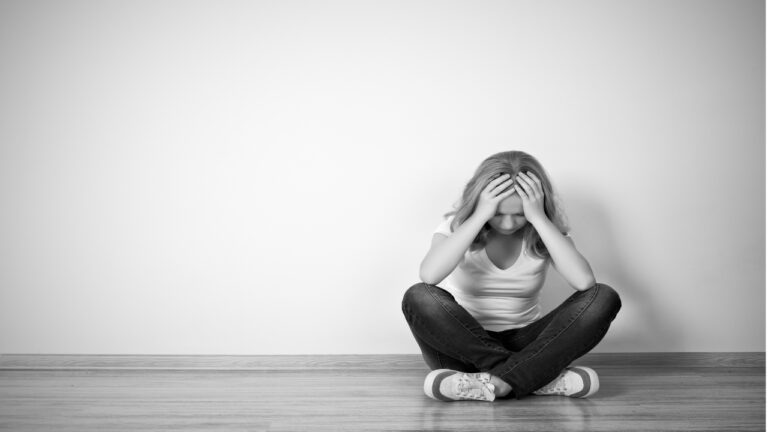 रोजाना इन समस्याओं का कर रहे हैं सामना तो Depression के हो जाएंगे शिकार, जानें लक्षण और बचाव