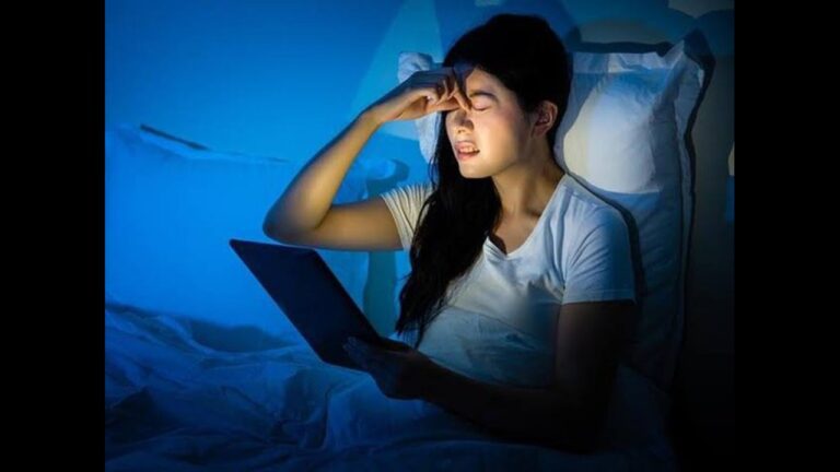 Alert: देर रात तक चलाते हैं फोन तो आंखों की छीन सकती है रोशनी, जानें कैसे