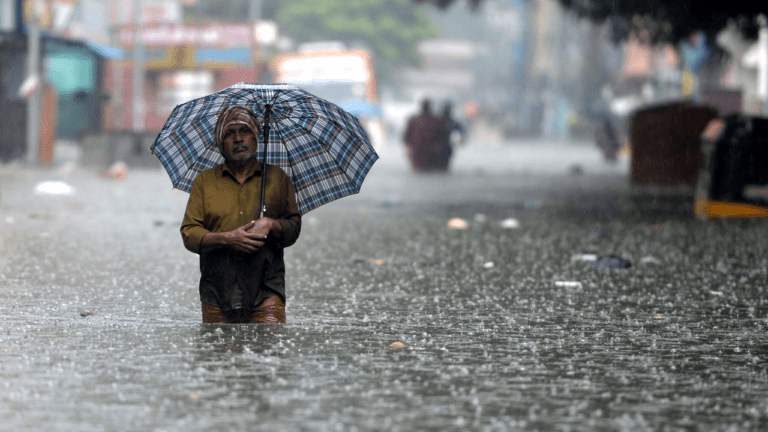 Weather Update: ठंडक बढ़ते ही दिल्ली में जहरीली हुई हवा,इन राज्यों में आज बारिश का अलर्ट 