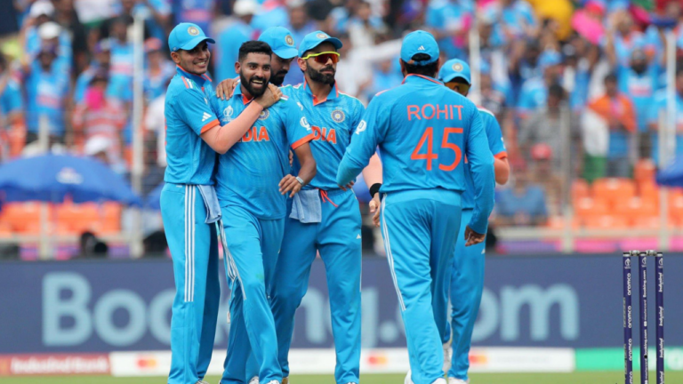 World Cup 2023 IND vs PAK: सिराज ने दिलाई भारतीय टीम को पहली सफलता, इस खिलाड़ी को भेजा पवेलियन