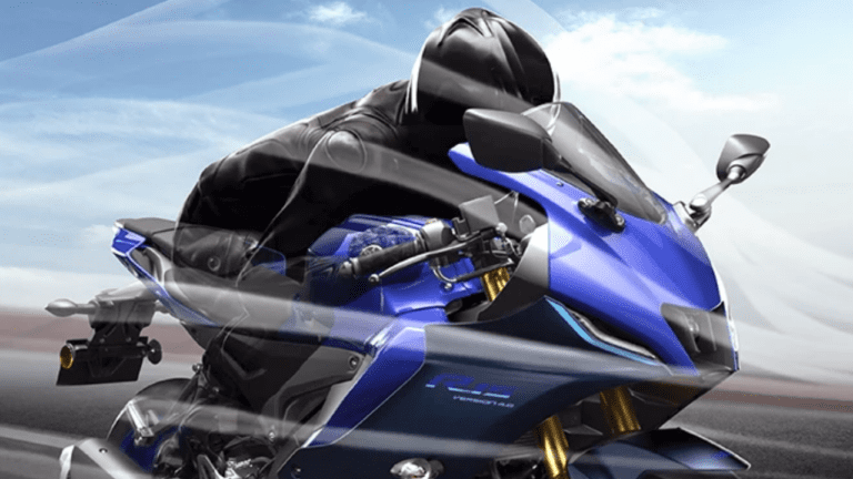 युवाओं के दिलों की धड़कन है Yamaha R15 V4 बाइक, शानदार लुक से देती है Bajaj Pulsar को मात