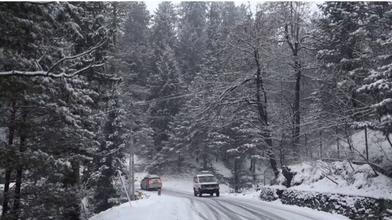 Weather Update: पहाड़ी राज्यों में बर्फबारी शुरू, दिल्ली सहित इन राज्यों में होगी आज बारिश 