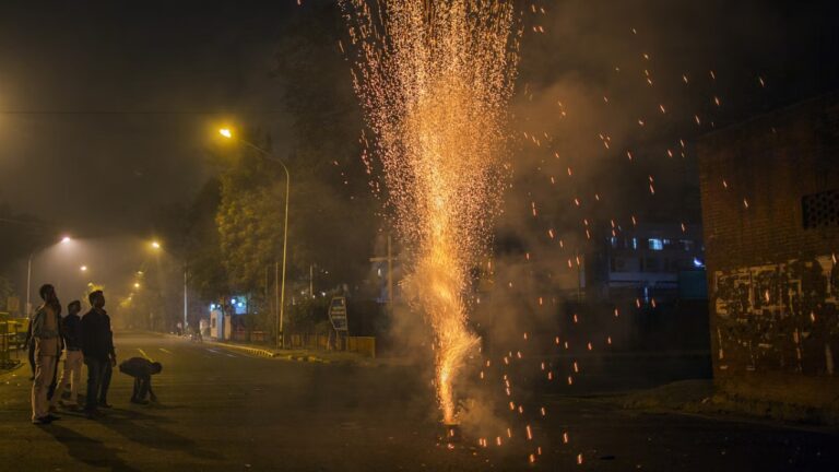 पटाखा जलाते समय आंखों में लग जाए चोट तो दर्द से राहत पाने के लिए अपनाएं ये देशी उपाय