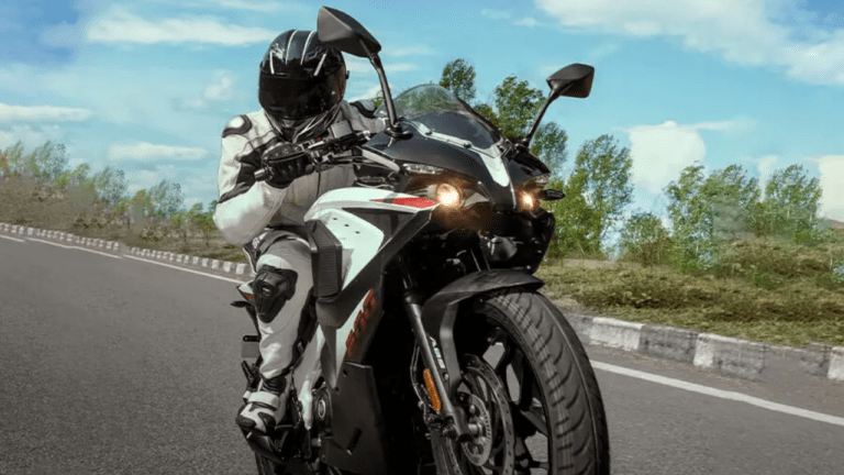 Yamaha R15 को मुंह के बल गिराने आ गई Bajaj की ये धाकड़ बाइक, एक बार टंकी करो फुल और चलालो 450KM+