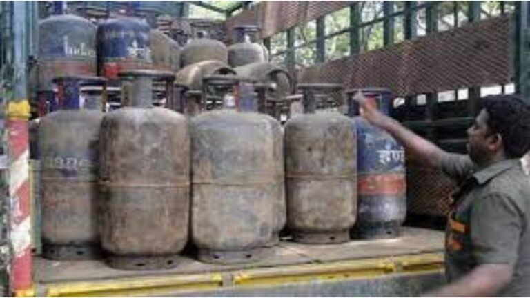 LPG Price Hike: दिवाली से पहले जनता को महंगाई का डोज,एलपीजी सिलेंडर पर बढ़े इतने रूपए 