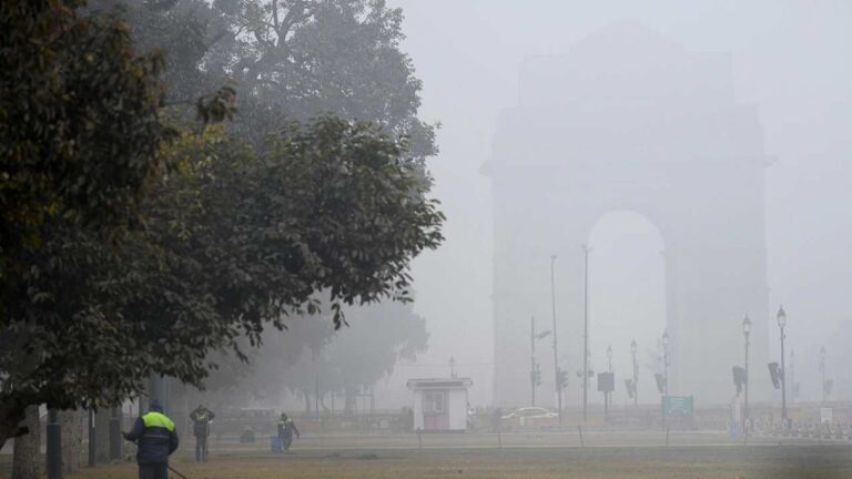 Weather Update: पहाड़ से लेकर मैदान तक छाई धुंध,इन राज्यों आज बरसेंगे बाद