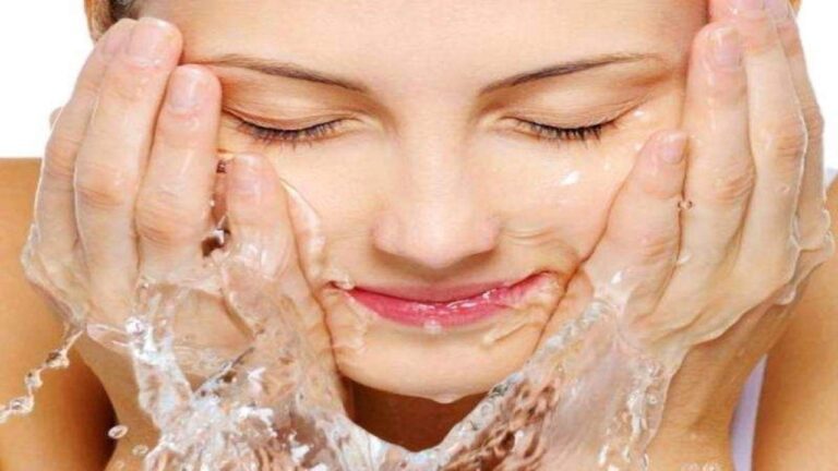 Skin Care: दूध के साथ मिलाकर चेहरे पर लगाएं ये चीजें, हफ्तेभर में मिलेगी शानदार ग्लोइंग