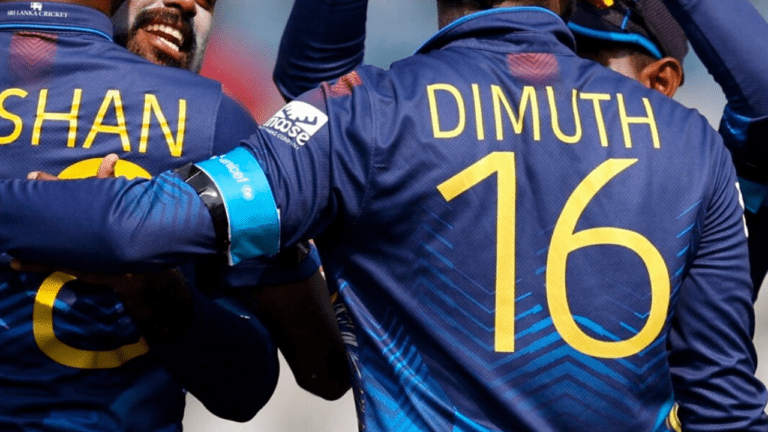 World Cup 2023 IND vs SL: हाथों पर नीला पट्टा पहने क्यों खेल रहीं दोनो टीमें, श्रीलंका ने पहना कला पट्टा भी