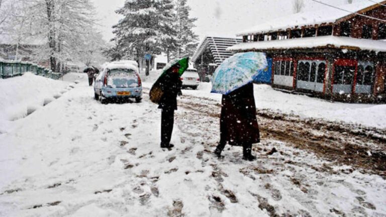 Weather Update: बरसात के साथ दिल्ली-यूपी में आई ठंड,पहाड़ी राज्यों बर्फबारी शुरू