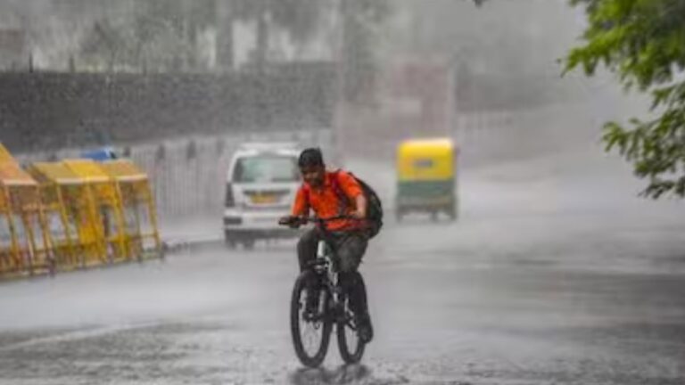 Weather Update: दिल्ली NCR में कड़ाके की ठंड हुई शुरू,इन राज्यों में भारी बारिश का अलर्ट 